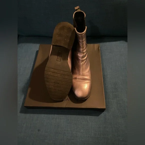 Kenneth Cole metallic ankle boots in size 8.5. - Picture 8 of 12